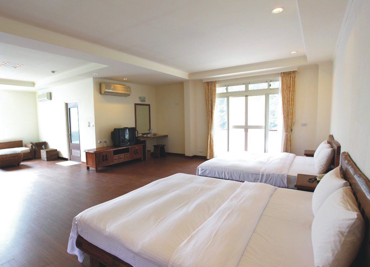 quadruple room (view hot spring) | desk, rollaway beds