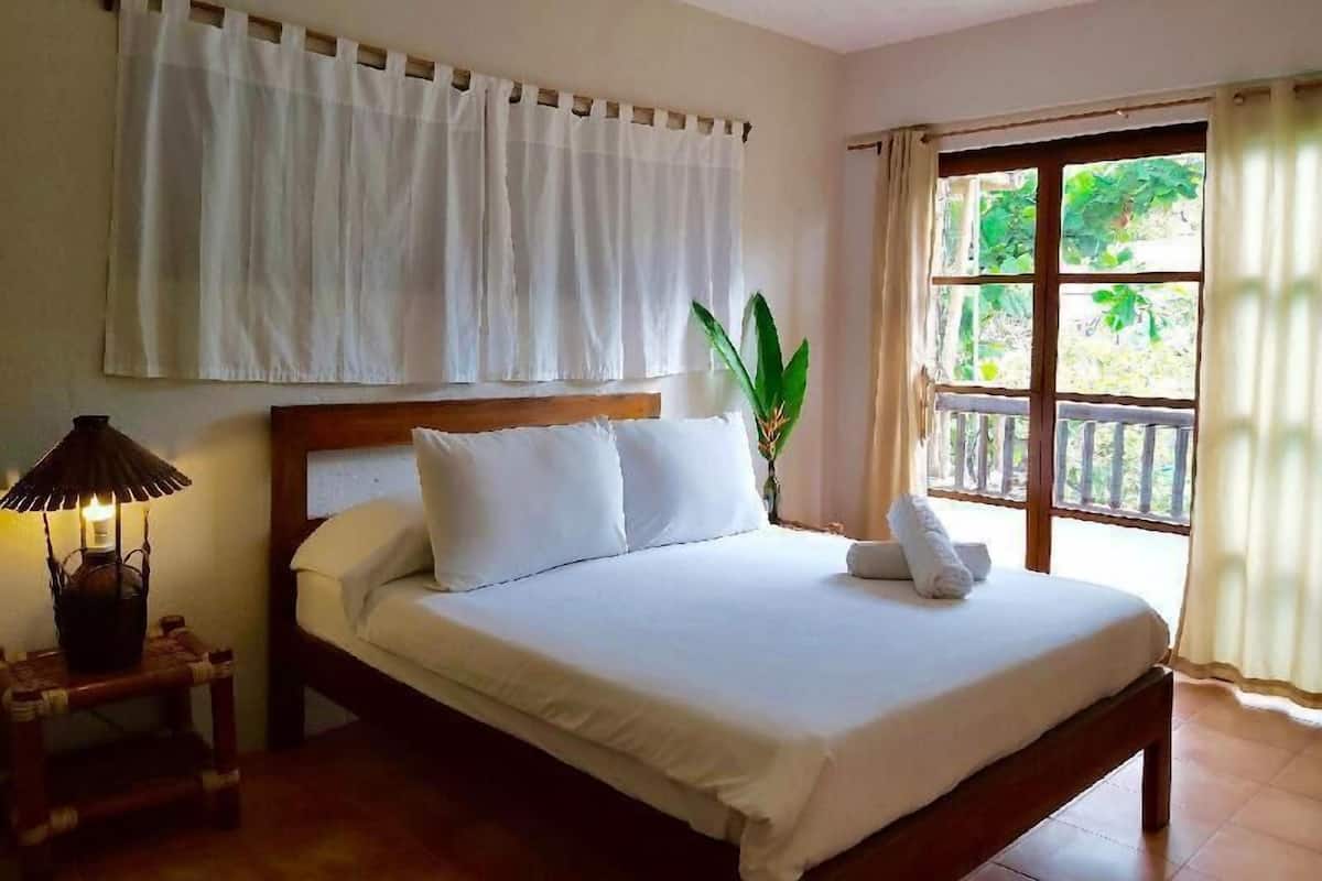 Escritorio, cortinas blackout, wifi gratis y ropa de cama