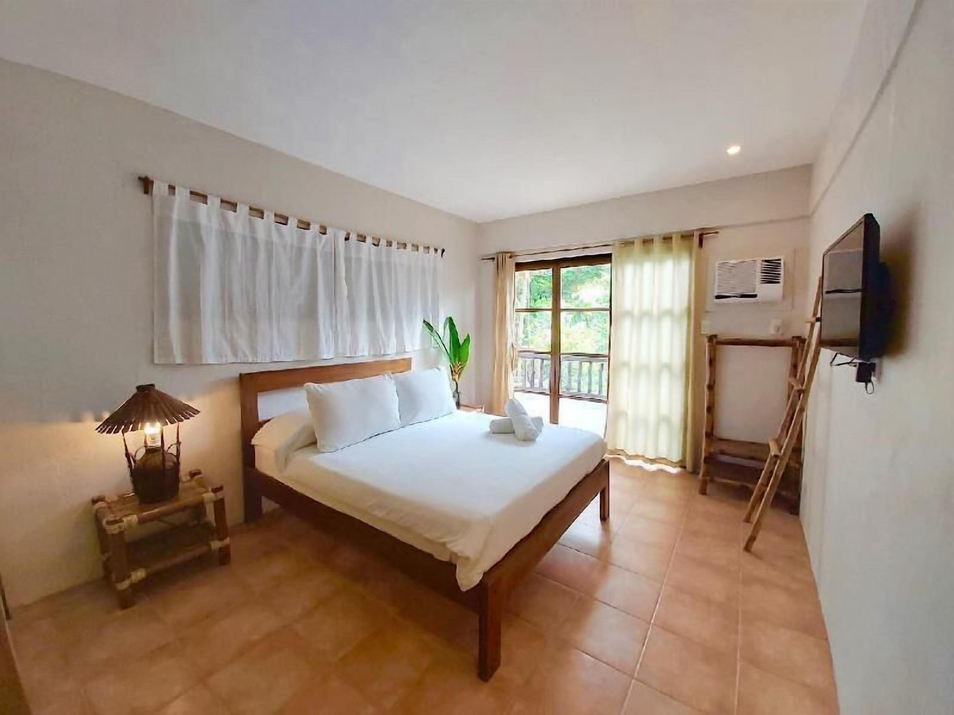 Escritorio, cortinas blackout, wifi gratis y ropa de cama 