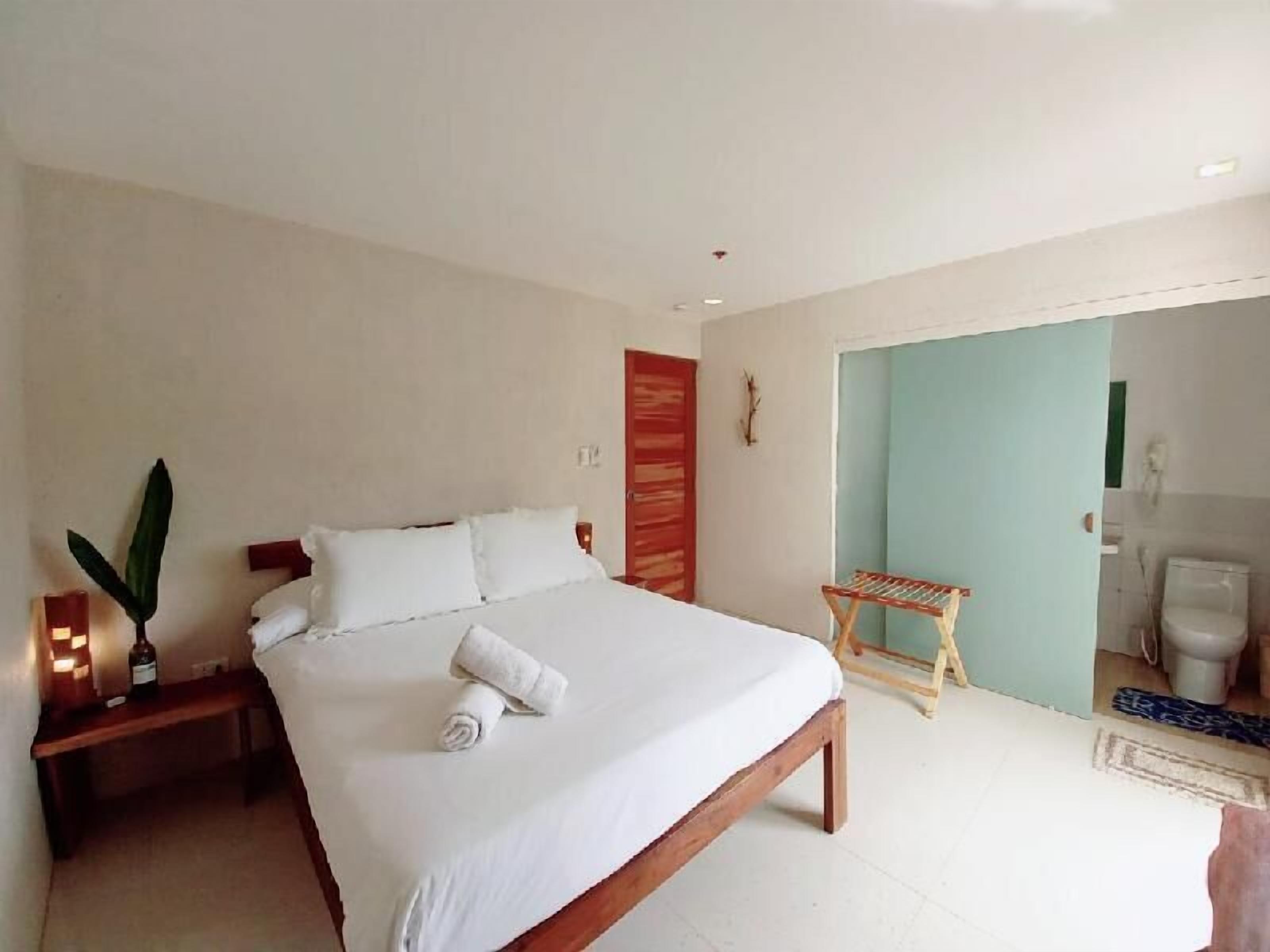 โต๊ะทำงาน, ผ้าม่านกันแสง, Wi-Fi ฟรี, ผ้าปูที่นอน