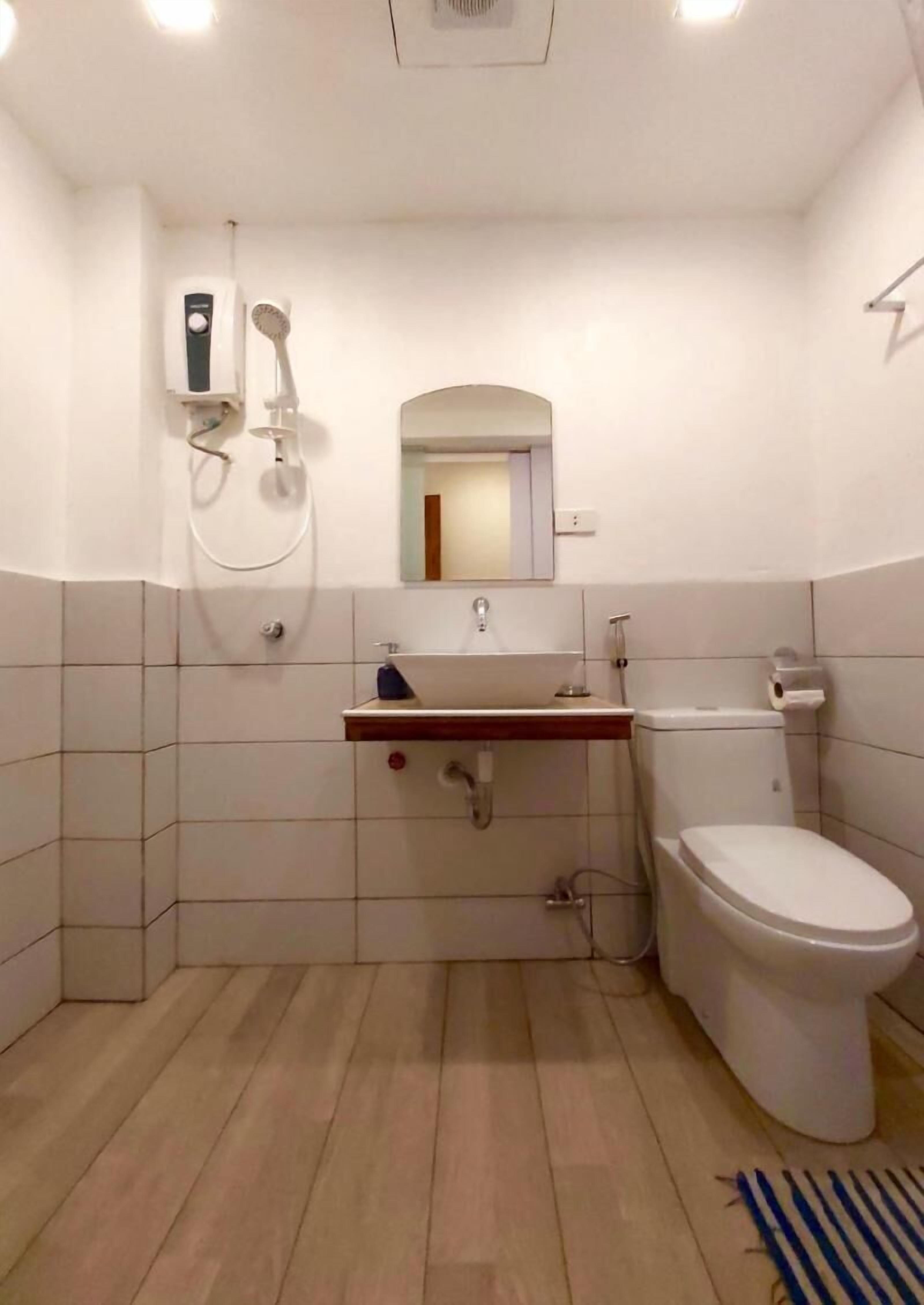 ห้องน้ำ | ฝักบัว, ของใช้ในห้องน้ ำฟรี, ไดร์เป่าผม, โถสุขภัณฑ์แบบบิเดท์