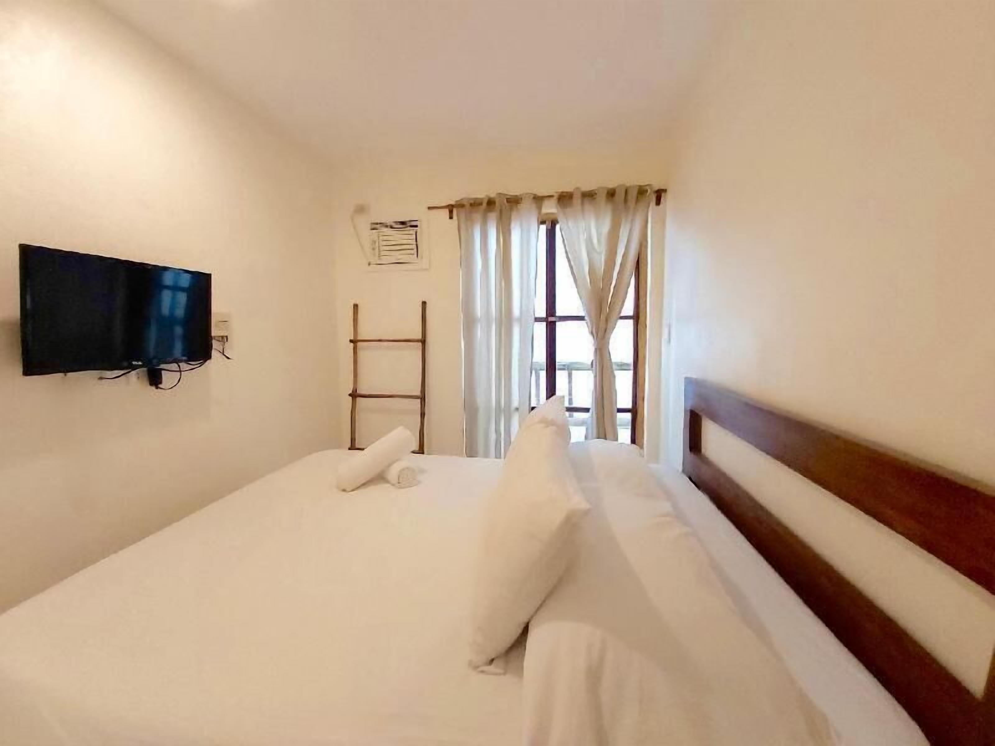 Desk, blackout drapes, free WiFi, bed sheets