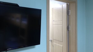 Deluxe-Dreibettzimmer (internationals only) | Schallisolierte Zimmer, kostenloses WLAN