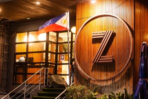 Vista frontal de la propiedad