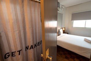 Private Room | Bathroom | Shower, hair dryer, bidet, towels - Z Hostel (Makati)