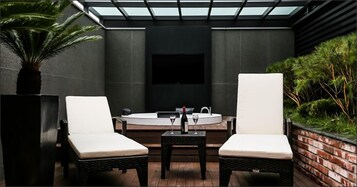 Penthouse | Living area | Flat-screen TV