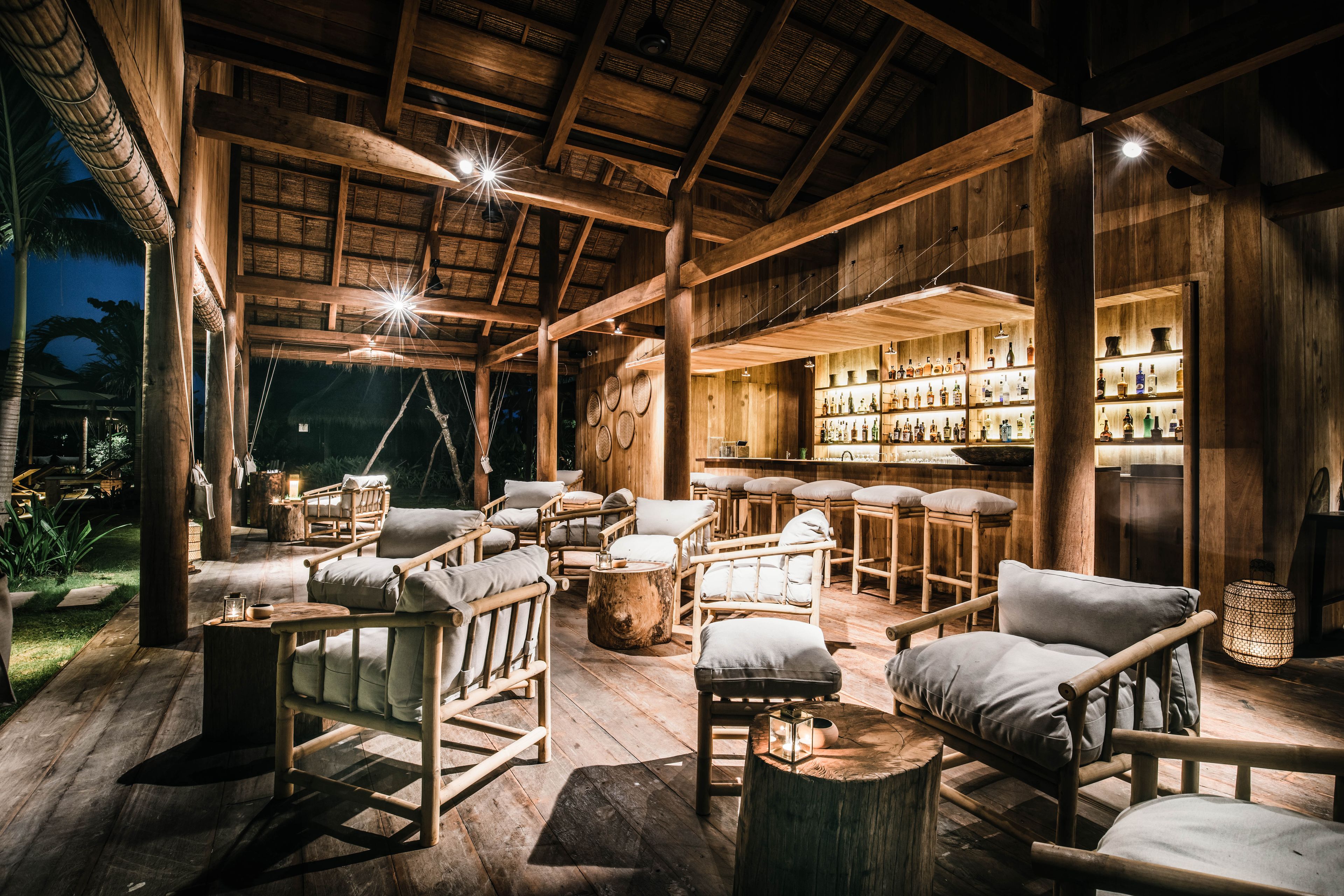 2 bares, bar junto a la piscina