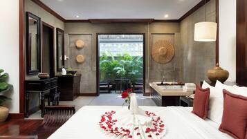 King Suite With Balcony, Garden and Pool View | Servicio de la habitación