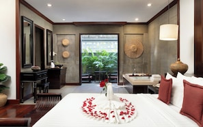 King Suite With Balcony, Garden and Pool View | Room amenity