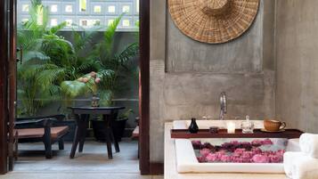 Deep-soaking bathtub