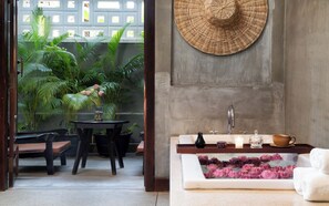 Deep-soaking bathtub - The Moon Residence & Spa (Siem Reap)