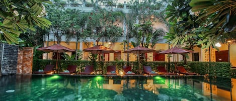 Hồ bơi ngoài trời