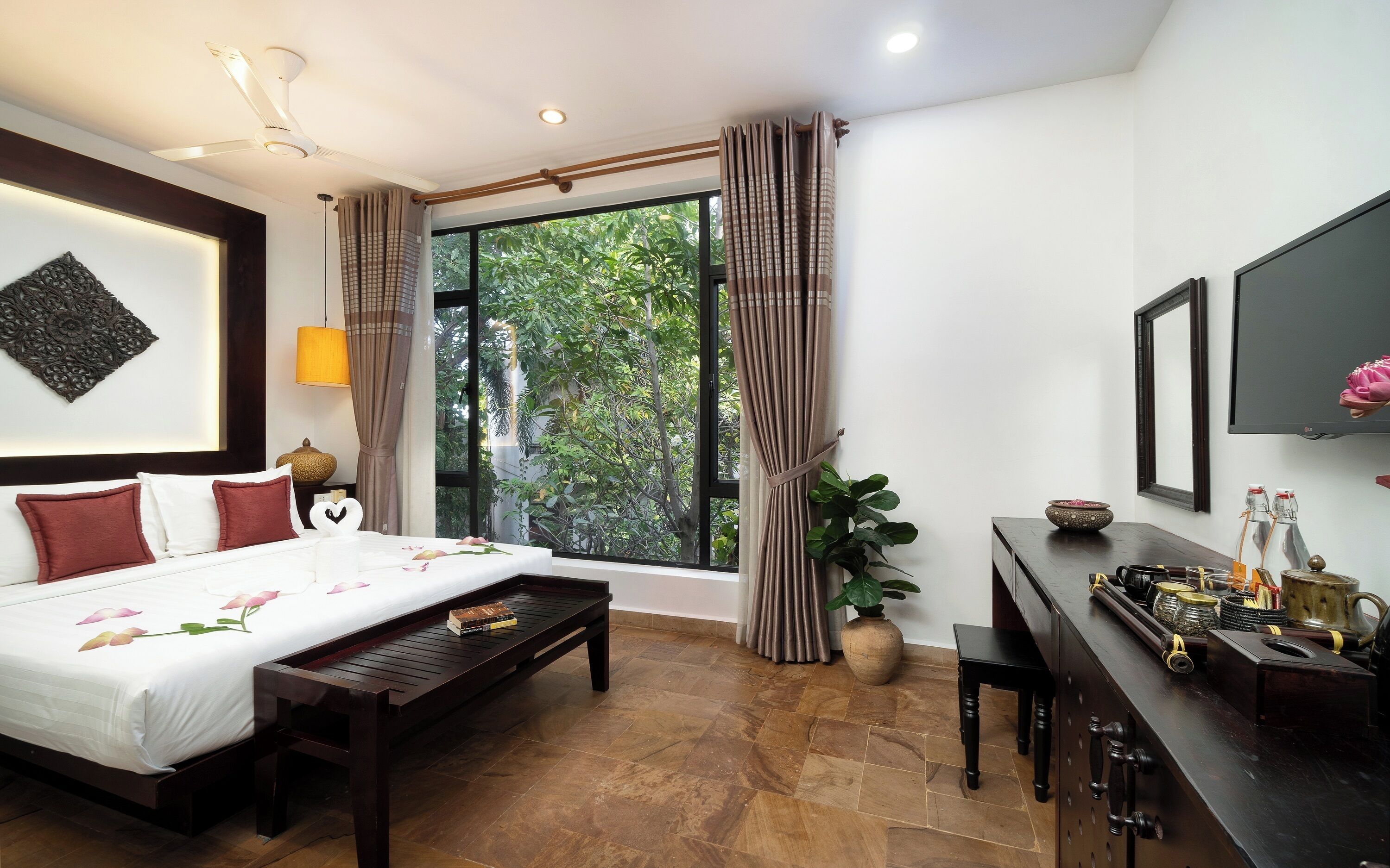 Deluxe Double Room, Pool View | 1 bedroom, premium bedding, minibar, in-room safe