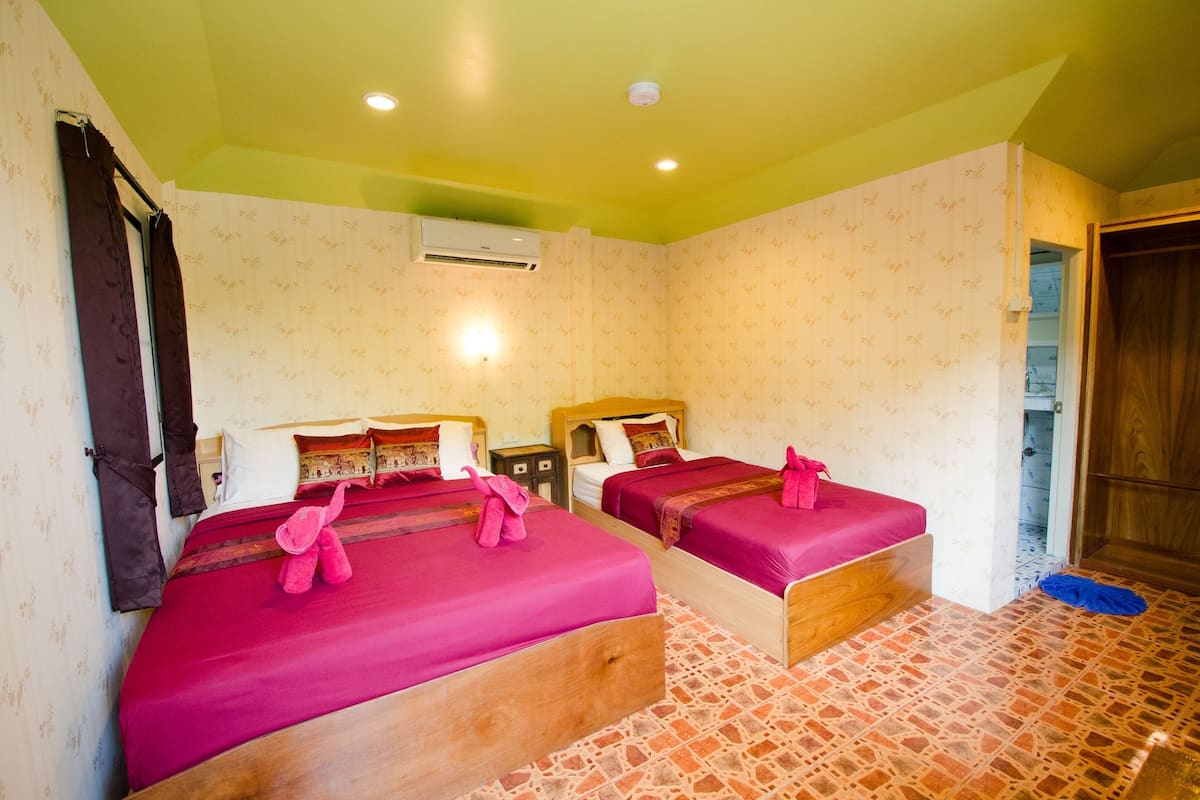Habitación triple familiar | Área de sala de estar