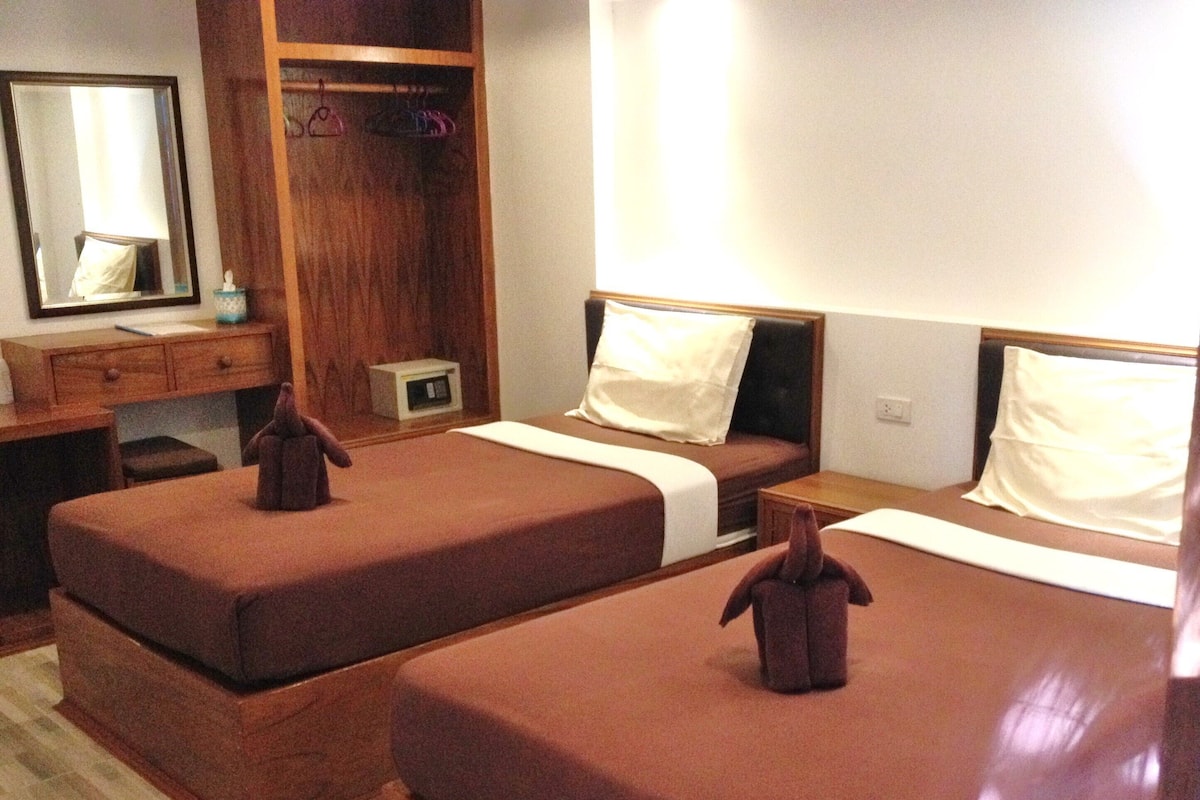Habitación Premium con 2 camas individuales | Caja de seguridad en la habitación, wifi gratis y ropa de cama