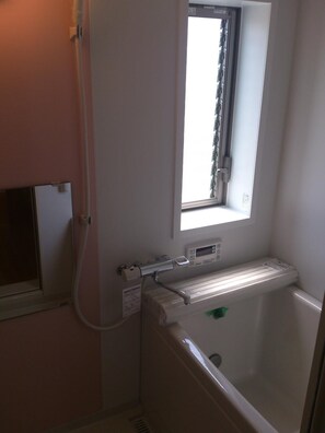 Combined shower/bathtub, free toiletries, hair dryer, slippers