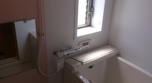 Studio (The last check in time is 7PM) | Badezimmer | Duschwanne, kostenlose Toilettenartikel, Haartrockner, Hausschuhe