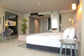 Habitación ejecutiva con 1 cama doble o 2 individuales, 1 habitación | Ropa de cama de alta calidad y minibar con artículos gratuitos