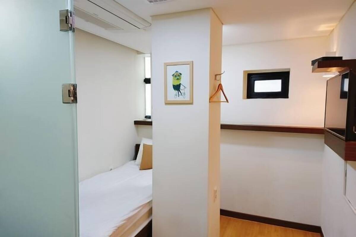 Cortinas blackout, insonorización y tabla de planchar con plancha