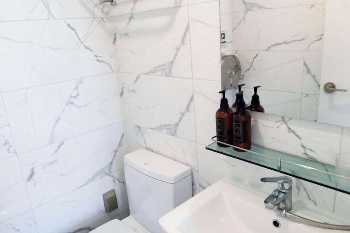 Regadera, amenidades de baño gratuitas, secadora de cabello, pantuflas