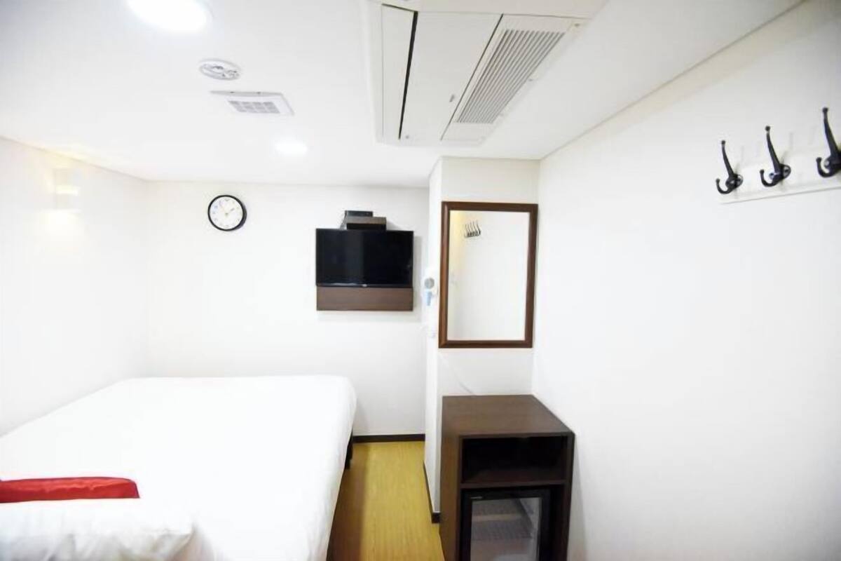 Cortinas blackout, insonorización y tabla de planchar con plancha