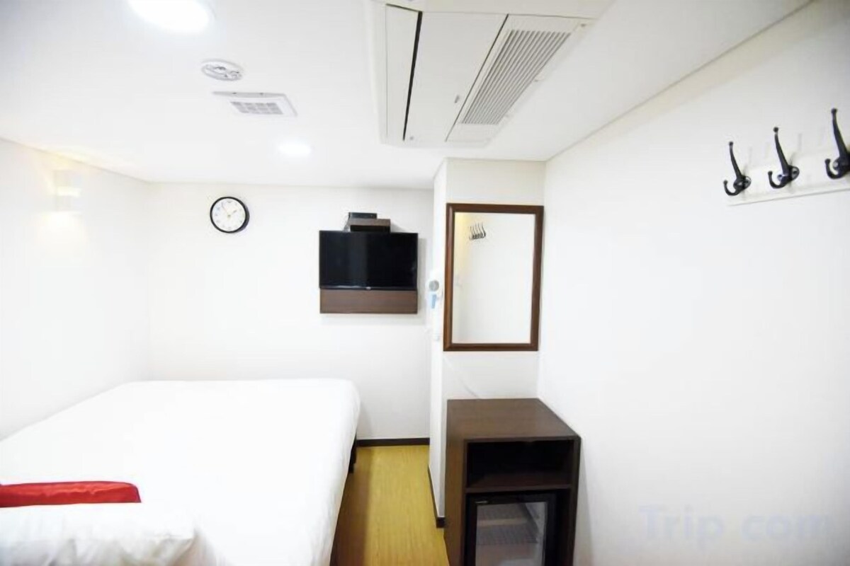 Economy Double Room Without Window