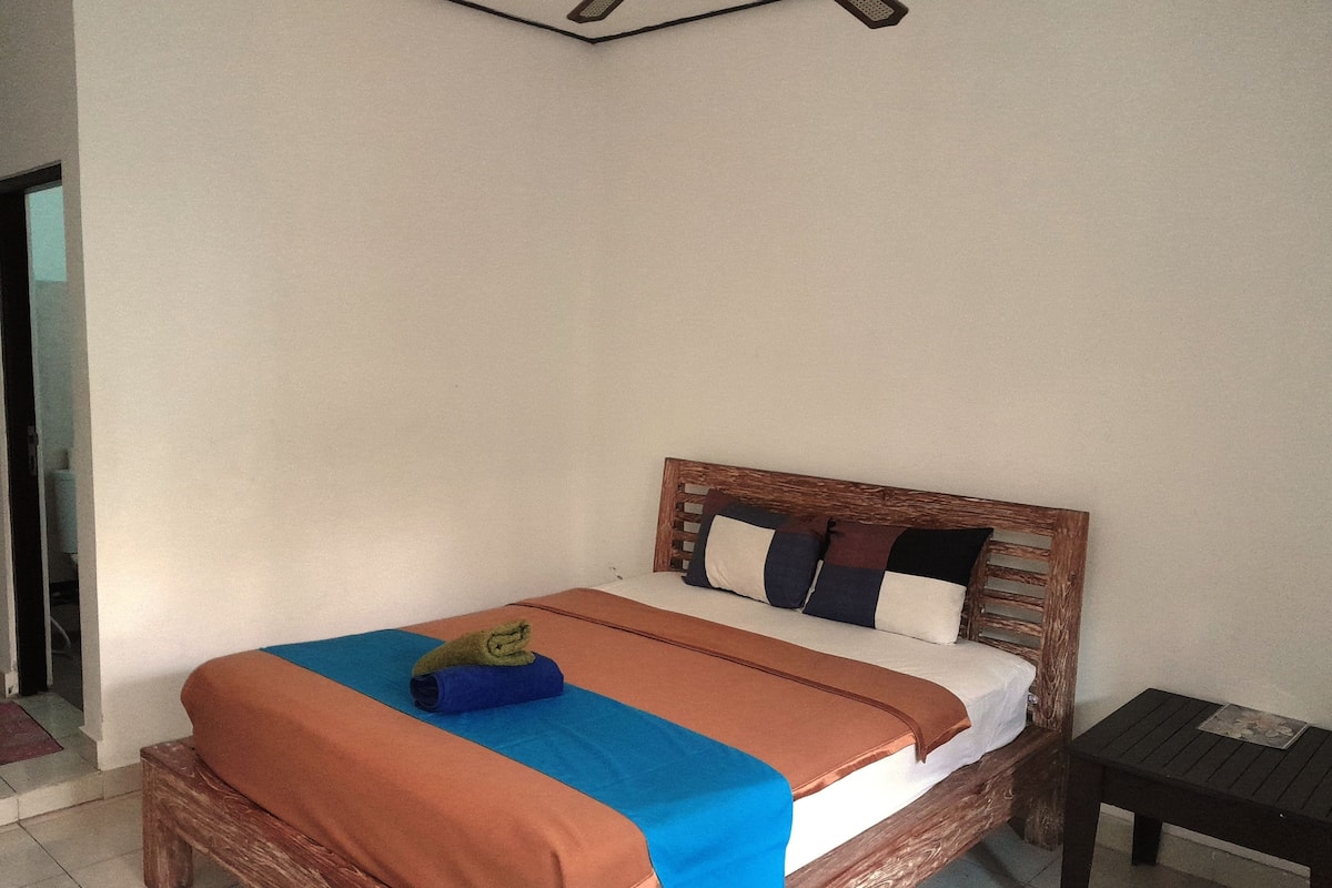 Standaard kamer, 1 tweepersoonsbed, uitzicht op bergen | Select Comfort-bedden, individueel gemeubileerd, een bureau