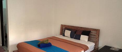 Rom – standard, 1 dobbeltseng, fjellutsikt | Senger med Select Comfort-madrass, individuelt innredet og skrivebord