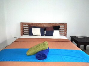 Select Comfort beds, individually furnished, desk, laptop workspace - Star East Guest House (Karangasem)
