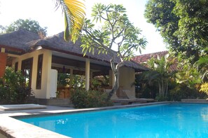 Outdoor pool, sun loungers - Star East Guest House (Karangasem)
