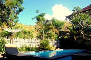 Habitación básica con 2 camas individuales | Zona de estar | Televisión LCD de 32 pulgadas con canales digitales