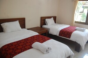 Habitación básica con 2 camas individuales | Camas Select Comfort, muebles diferentes y escritorio 