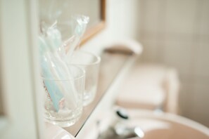 Hair dryer, slippers - New May Flower Hotel (Taipei)