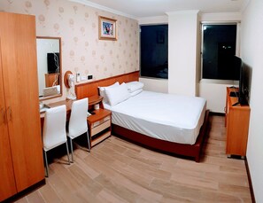 Desk, free WiFi, bed sheets - New May Flower Hotel (Taipei)