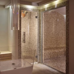 Salas para tratamentos a dois, sauna seca, banheira de hidromassagem
