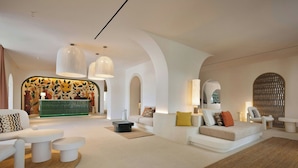 A modern living room with a sofa, coffee table, and decorative lamps. - Cala Ponte, a Tribute Portfolio Hotel (Polignano a Mare)