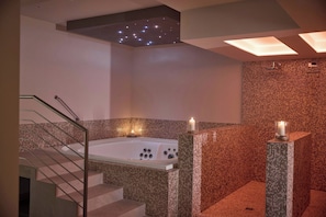 Salas de tratamiento para parejas, un sauna, una bañera de hidromasaje
