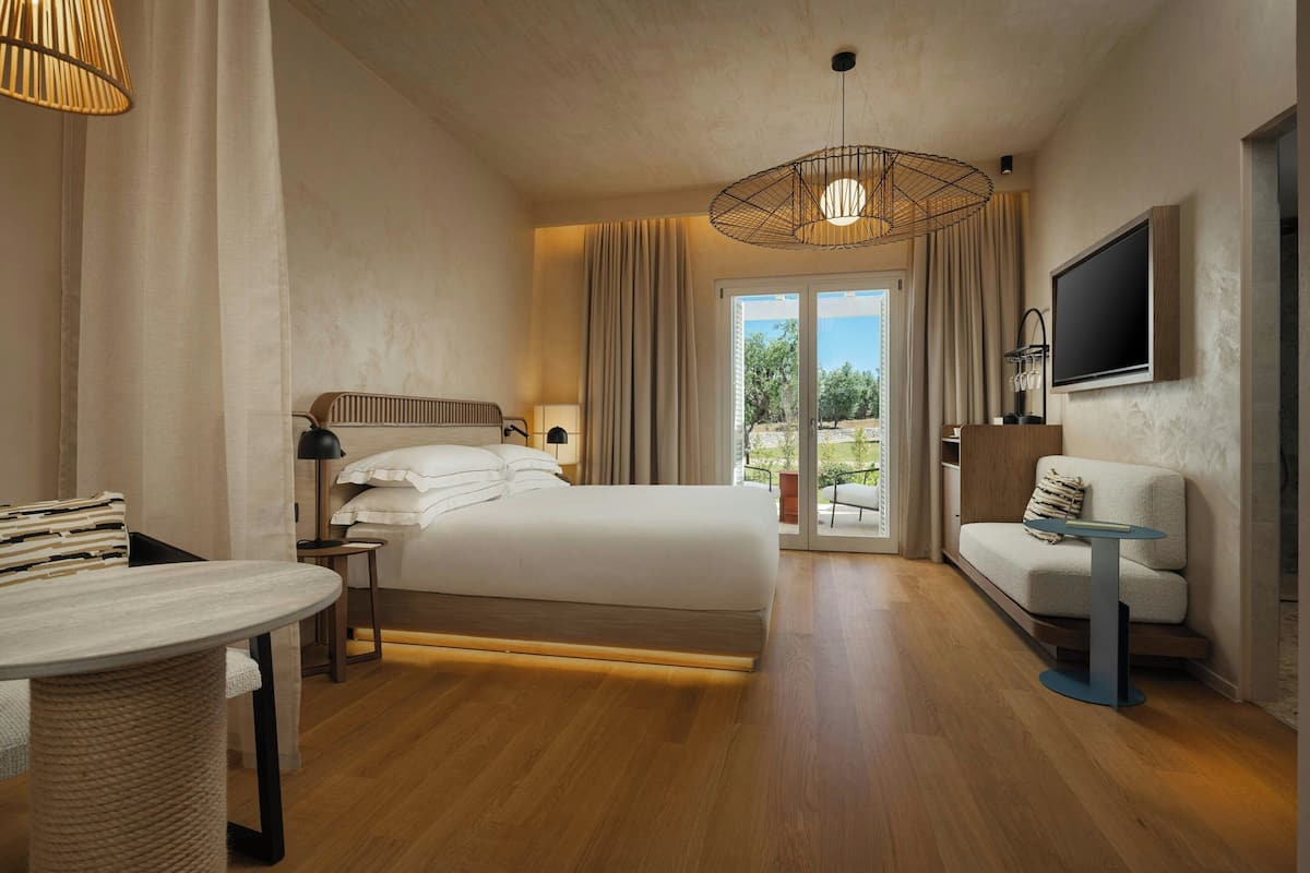 Deluxe kamer, 1 kingsize bed, patio, uitzicht op tuin | Donzen dekbedden, pillowtop-bedden, een minibar, een kluis op de kamer