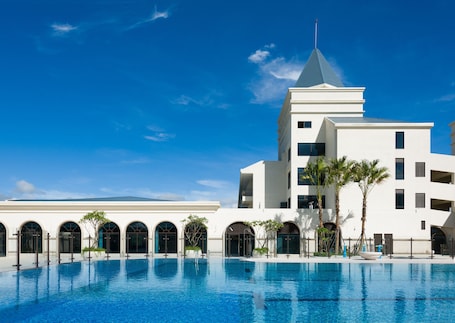 Una piscina al aire libre de temporada, sillones reclinables de piscina