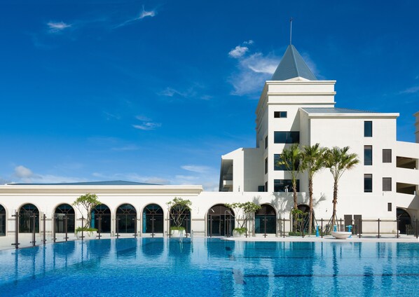 Seasonal outdoor pool, pool loungers - Fullon Hotel Fulong II (New Taipei City)