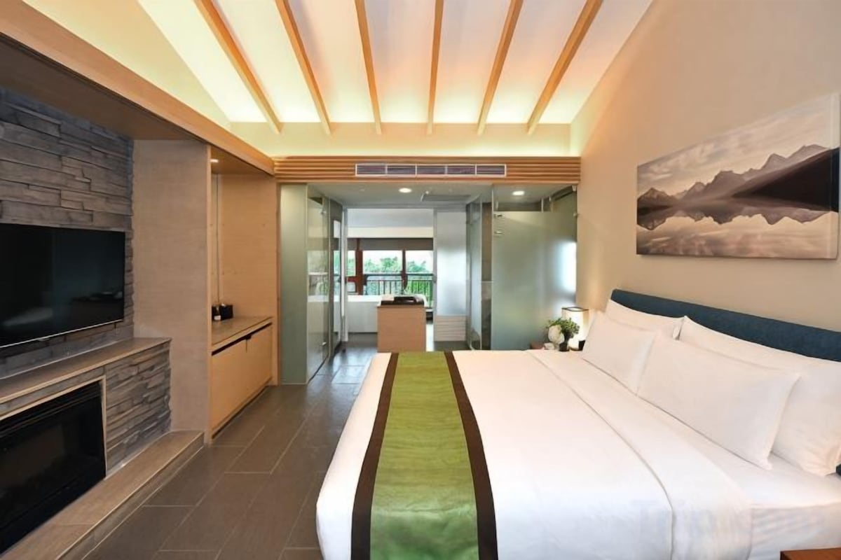 Simple Zen Guestroom