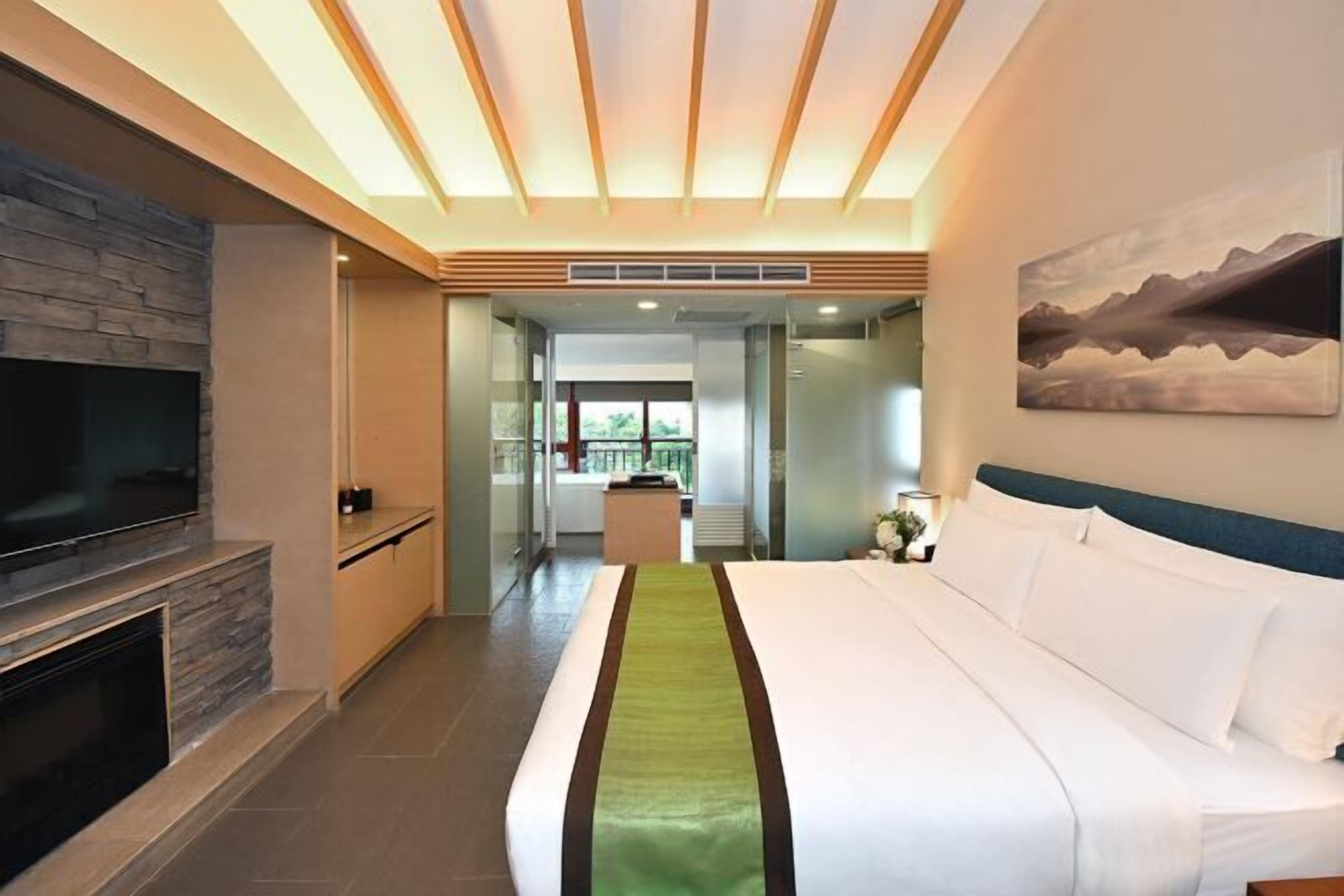 Cubrecamas, caja de seguridad en la habitación y escritorio 