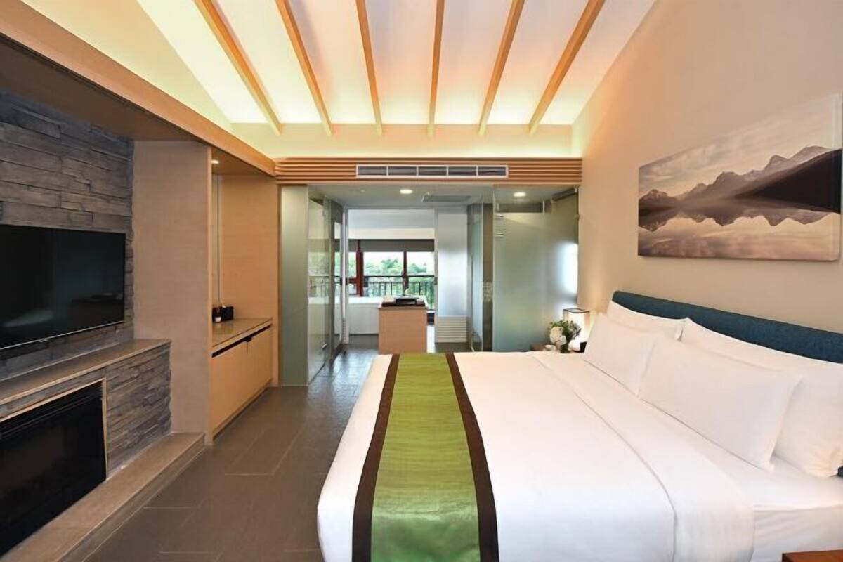 Edredón, caja de seguridad en la habitación y escritorio