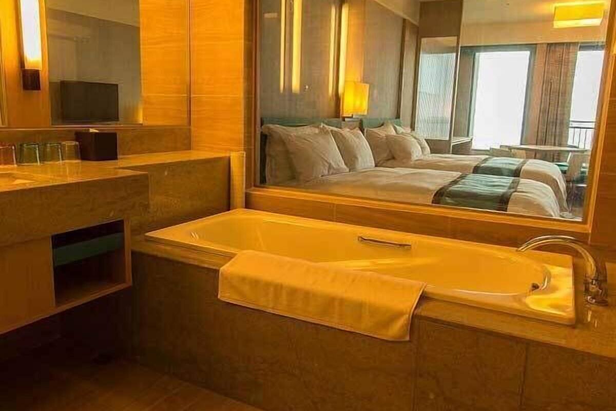 Edredón, caja de seguridad en la habitación y escritorio