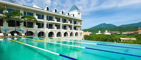 Seasonal outdoor pool, sun loungers