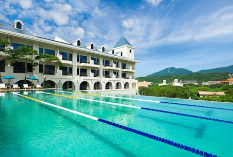 Una piscina al aire libre de temporada, sillones reclinables de piscina. Fullon Hotel Fulong II
