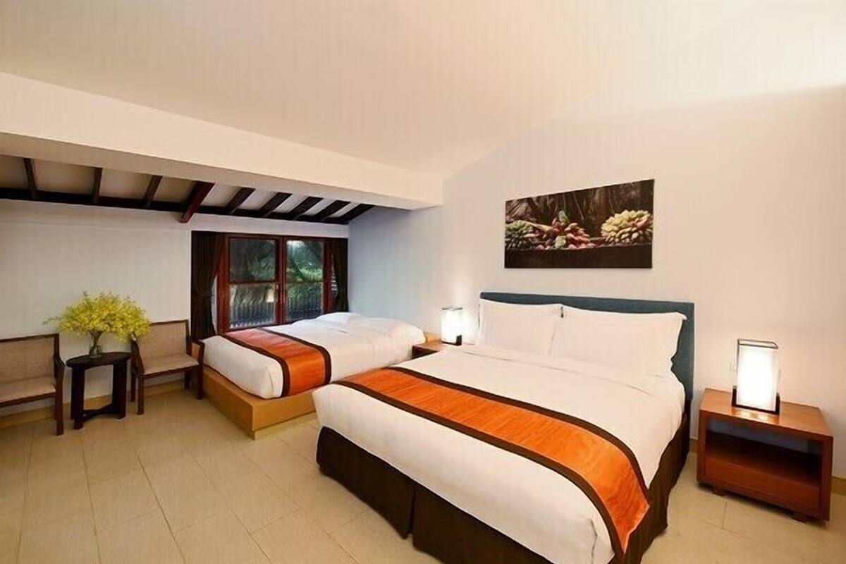 Edredón, caja de seguridad en la habitación y escritorio