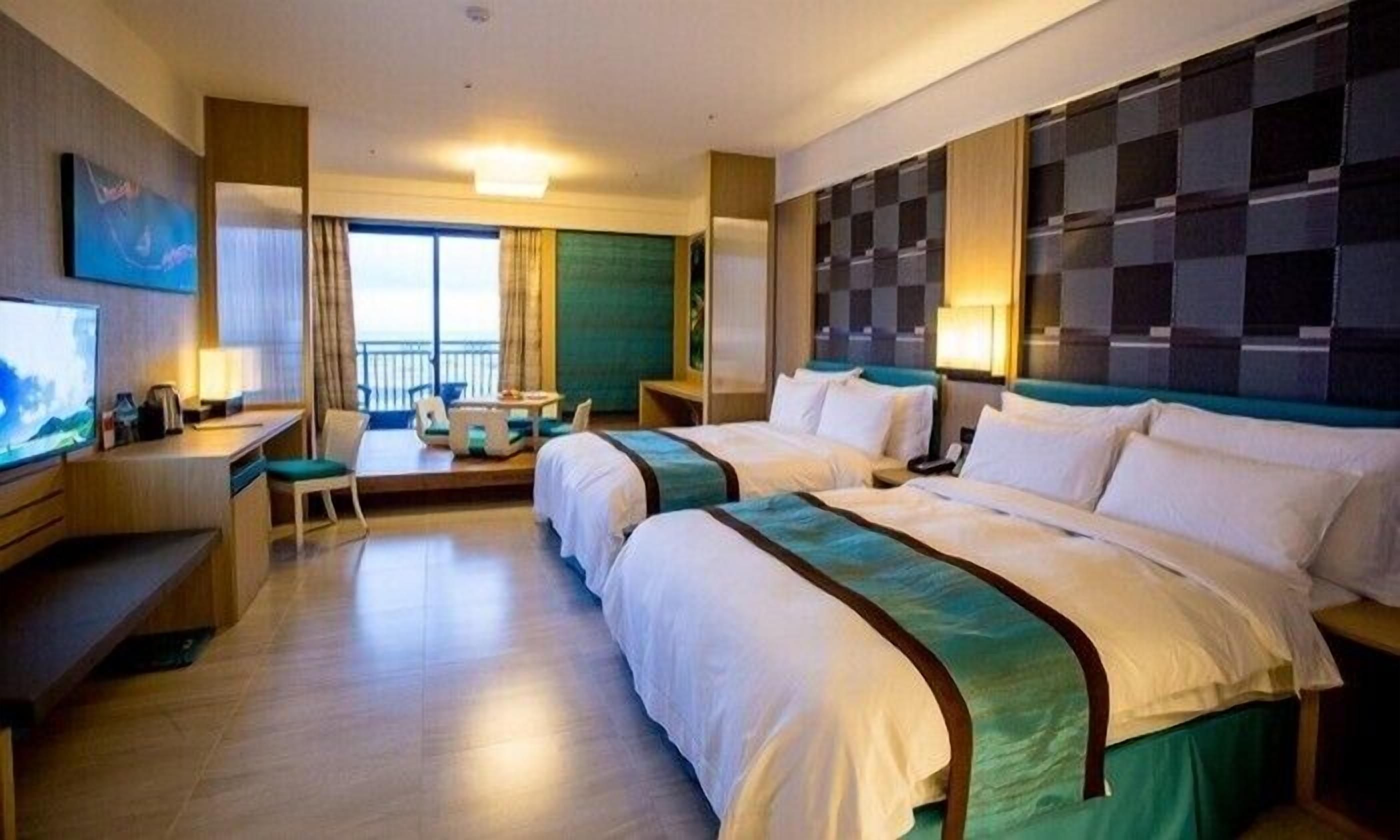 Cubrecamas, caja de seguridad en la habitación y escritorio 