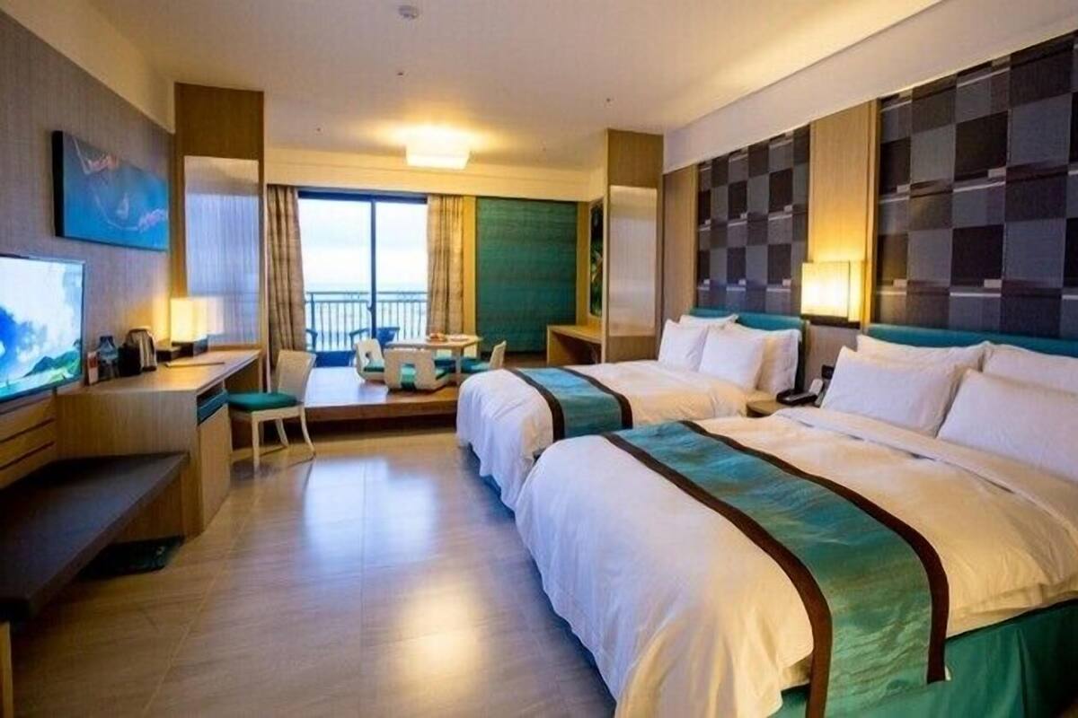 Edredón, caja de seguridad en la habitación y escritorio