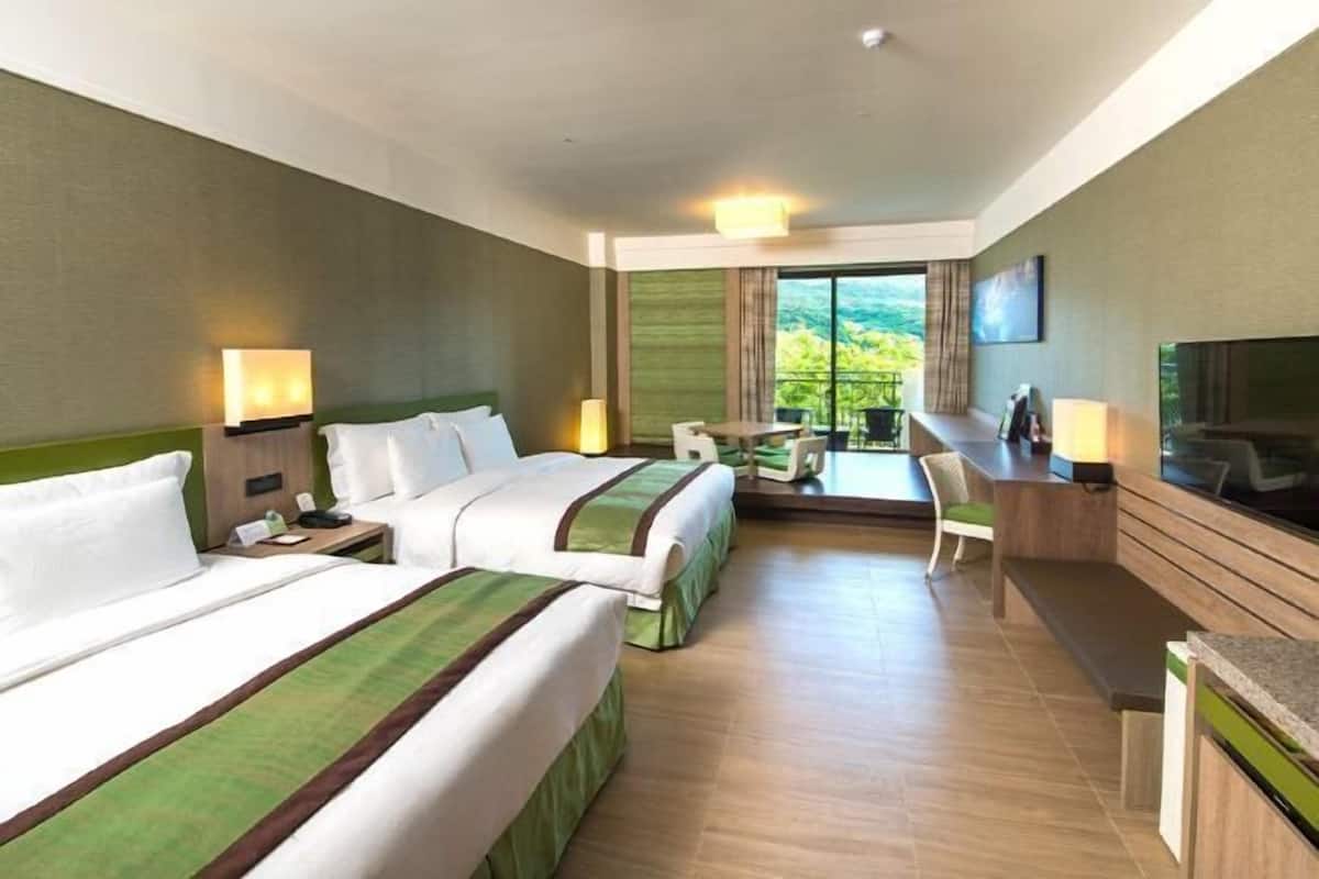 Edredón, caja de seguridad en la habitación y escritorio